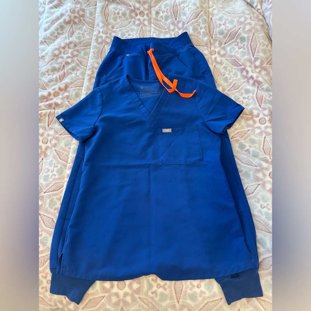 Figs scrub set in winning blue.
